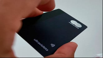 Nubank oferece cartões Mastercard. Na foto um cartão Ultravioleta do Nu - Divulgação Nubank oferece cartões Mastercard. Na foto um cartão Ultravioleta do Nu - Divulgação